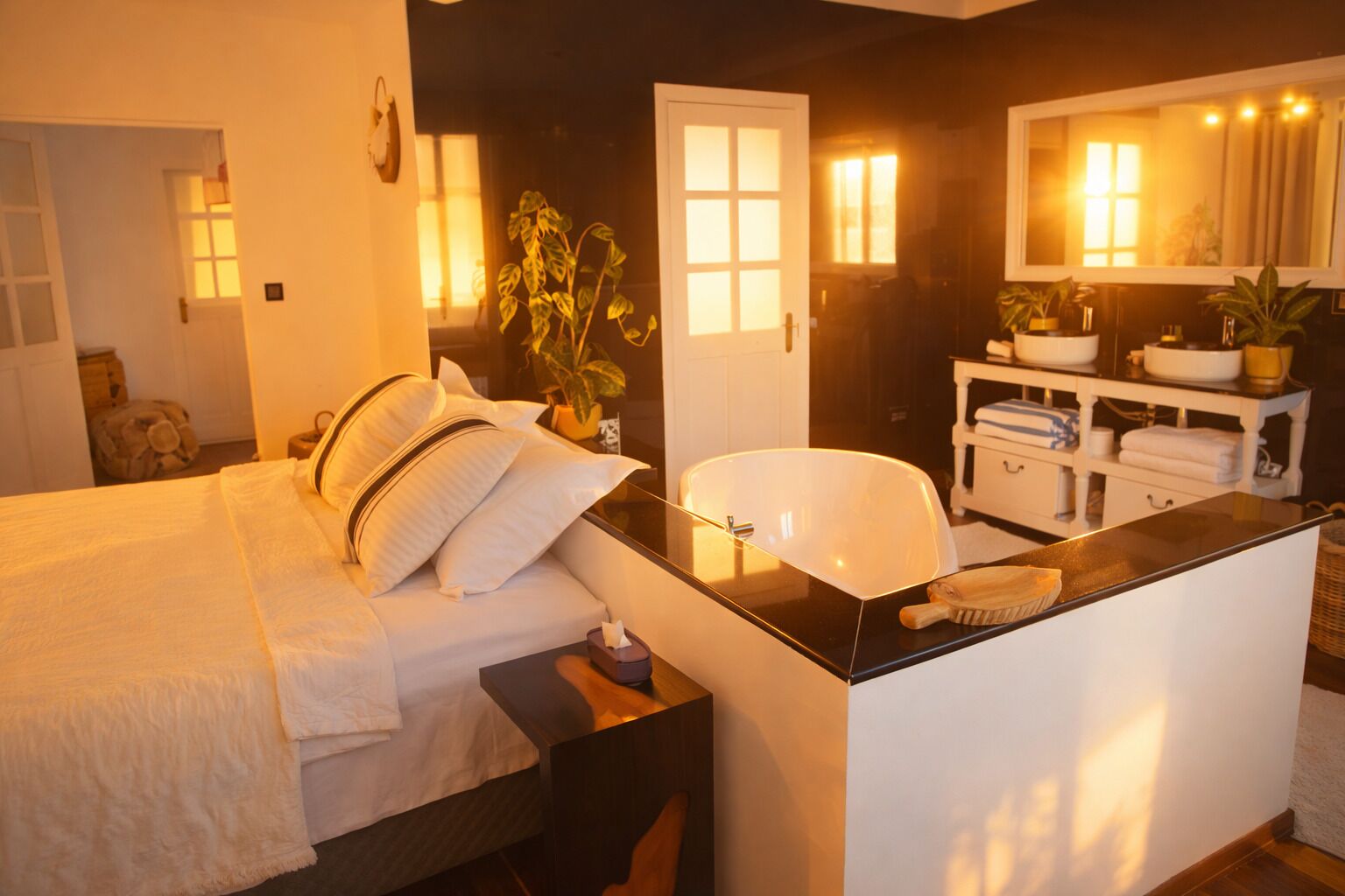 3 chambres, fer et planche à repasser, Wi-Fi, draps fournis