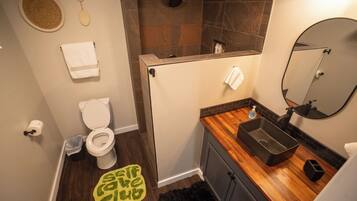 Douche, serviettes fournies, savon, papier toilette