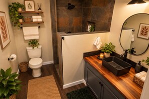 Ein modernes Badezimmer mit Toilette, Waschbecken und Duschbereich.
