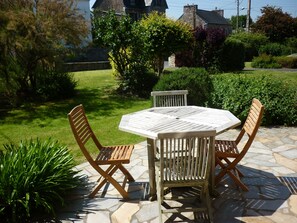 Outdoor dining - A 10-minute walk from the beach and shops. Charming renovated cottage! (Pléneuf-Val-André)