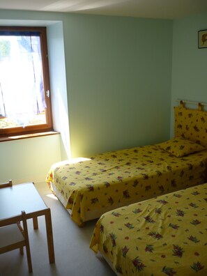 2 bedrooms, iron/ironing board, travel crib, WiFi - A 10-minute walk from the beach and shops. Charming renovated cottage! (Pléneuf-Val-André)