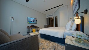 Standaard kamer, 1 twee- of 2 eenpersoonsbedden | Een minibar, een kluis op de kamer, een bureau, een laptopwerkplek