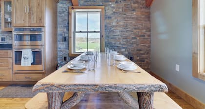 Luxury Farmhouse! Private Hiking Trails - Endless Views - Firepit - 4 Fireplaces