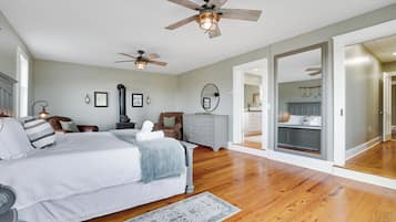 4 bedrooms, desk, iron/ironing board, travel crib