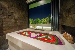 Luxury Villa, Garden View | Bathroom | Free toiletries, hair dryer, towels, soap