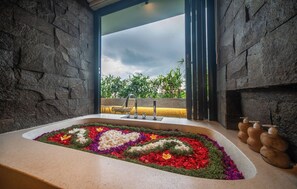 Vila superluxo, vista para o jardim | Banheiro | Produtos de toalete grátis, secador de cabelo, toalhas de banho 