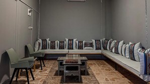 Un saló modern amb una cadira incorporada, una taula de centre i dues cadires.