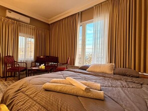 Luxury Double Room, City View | In-room safe, blackout drapes, iron/ironing board, free WiFi - Beit Ahlan (Amman)