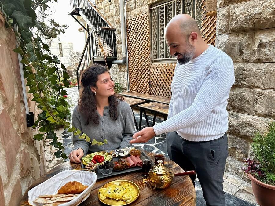 Café da manhã com pratos da culinária local grátis todos os dias