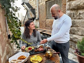 Petit déjeuner composé de spécialités régionales compris tous les jours