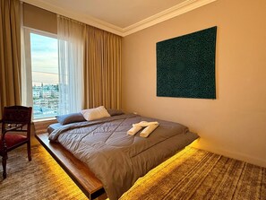 Kamar Double Mewah, pemandangan kota | Brankas, tirai kedap cahaya, setrika/meja setrika, dan Wi-Fi gratis