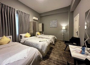 Quarto triplo conforto | Cofres nos quartos, cortinas blackout, ferros/tábuas de passar roupa