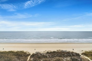 On the beach - Beach Club I 8E -Oceanfront 3BR/3BA-Windy Hill (North Myrtle Beach)