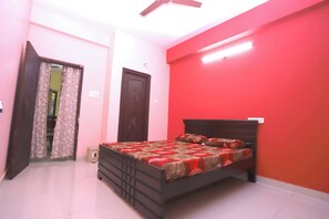 2 bedrooms, desk, iron/ironing board, WiFi