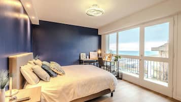 2 habitaciones, escritorio y tabla de planchar con plancha