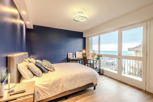 2 dormitorios, escritorio, tabla de planchar con plancha y cuna de viaje