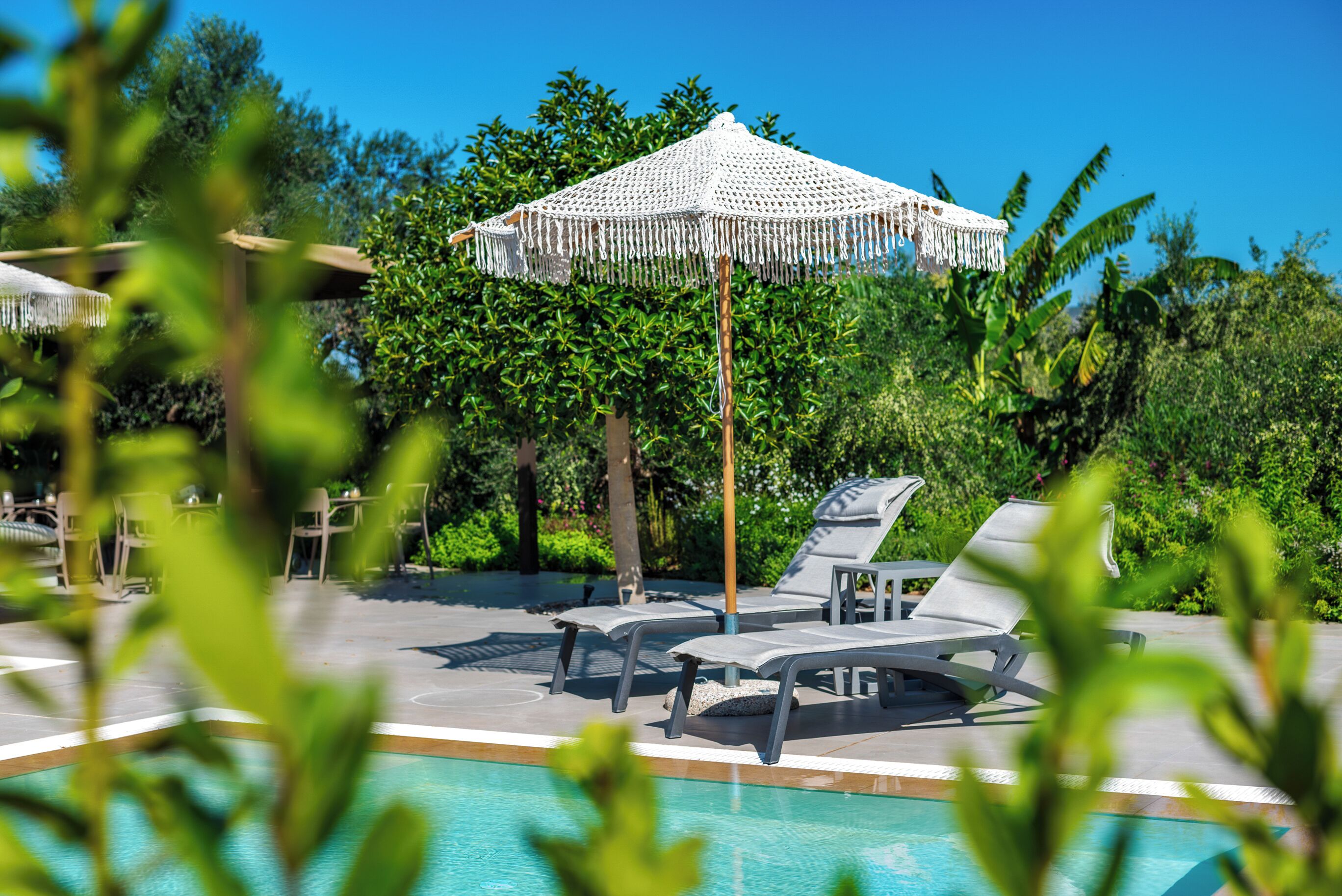 8 outdoor pools