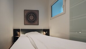 Una scrivania, Wi-Fi gratuito