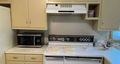 918 Flower House-Central, Clean & Quiet Tulsa Home