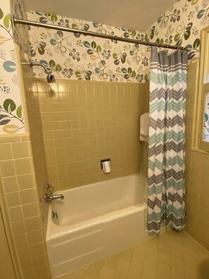 Hair dryer, towels, soap, toilet paper - 918 Flower House-Central, Clean & Quiet Tulsa Home (Tulsa)