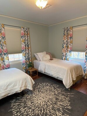 3 bedrooms, iron/ironing board, WiFi, bed sheets - 918 Flower House-Central, Clean & Quiet Tulsa Home (Tulsa)