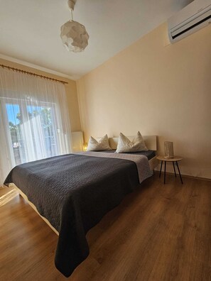 2 bedrooms, iron/ironing board, WiFi, bed sheets - 500 m to the beach with a unique view and large terrace  (Bibinje)