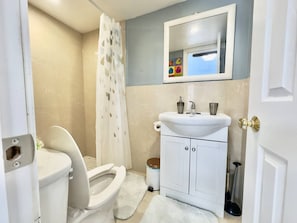 Haartrockner, Handtücher, Seife, Toilettenpapier