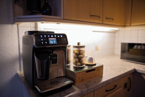 Geladeira, cooktop, lava-louças, cafeteira/chaleira