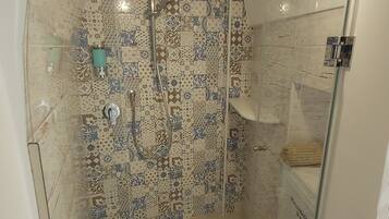 Vierbettzimmer | Badezimmer | Dusche, Haartrockner, Handtücher, Seife
