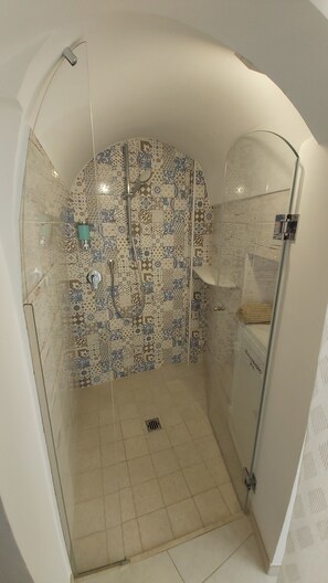 Firemannsrom | Bad | Dusj, hårføner, håndklær og såpe