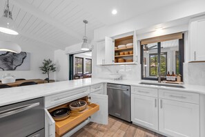 Kylskåp, mikrovågsugn, ugn och spishäll