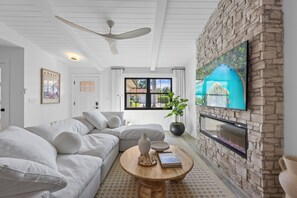 Smart TV, fireplace, table football, books - BOA Casa Bonita is located 2 miles from the beautiful beaches of SW Florida.  (Bonita Springs)