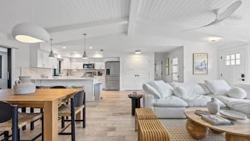 Smart TV, chimenea, futbolito y libros