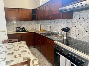 Microonde, forno, piano cottura, lavastoviglie