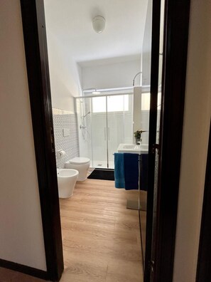 Dusche, Haartrockner, Bidet, Handtücher