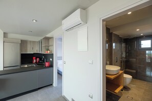 Ducha, secador de pelo, toallas y jabón