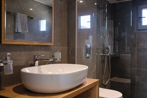 Douche, séchoir à cheveux, serviettes fournies, savon