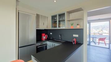 Een koelkast, een oven, een kookplaat, een vaatwasser