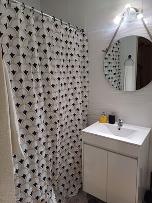 Douche, sèche-cheveux, serviettes fournies, savon