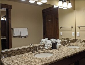 Een haardroger, handdoeken, zeep, toiletpapier