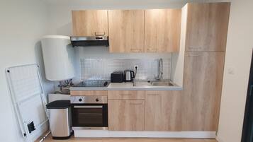 Réfrigérateur, micro-ondes, four, bouilloire électrique