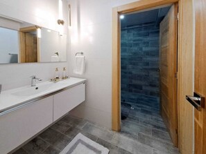 Appartement Deluxe, vue sur la ville | Salle de bain | Douche, articles de toilette (gratuits), serviettes fournies, savon