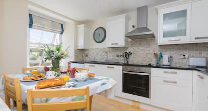 Captain's Rest - Sleeps 4 - On Site Parking for One car - Sea Views