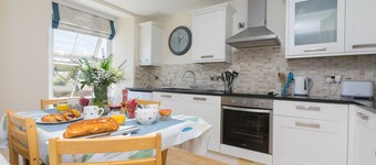 Captain's Rest - Sleeps 4 - On Site Parking for One car - Sea Views