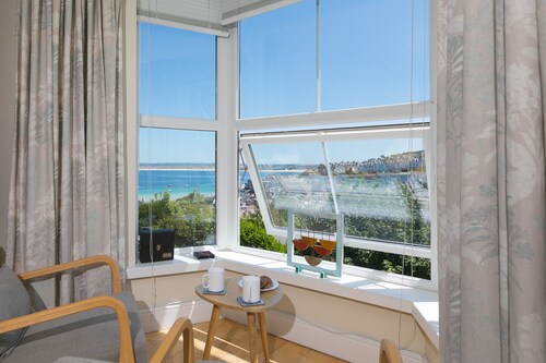 Captain’s Rest, St Ives – Sleeps 4 – Panoramic Views Dog-Friendly – Parking