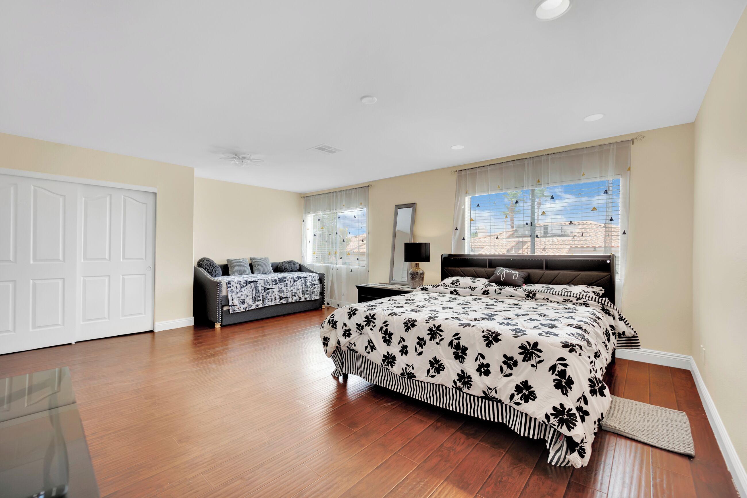 6 bedrooms, iron/ironing board, WiFi, bed sheets