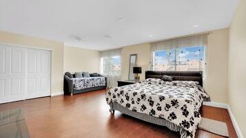 6 bedrooms, iron/ironing board, WiFi, bed sheets