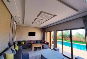 Smart TV y chimenea 