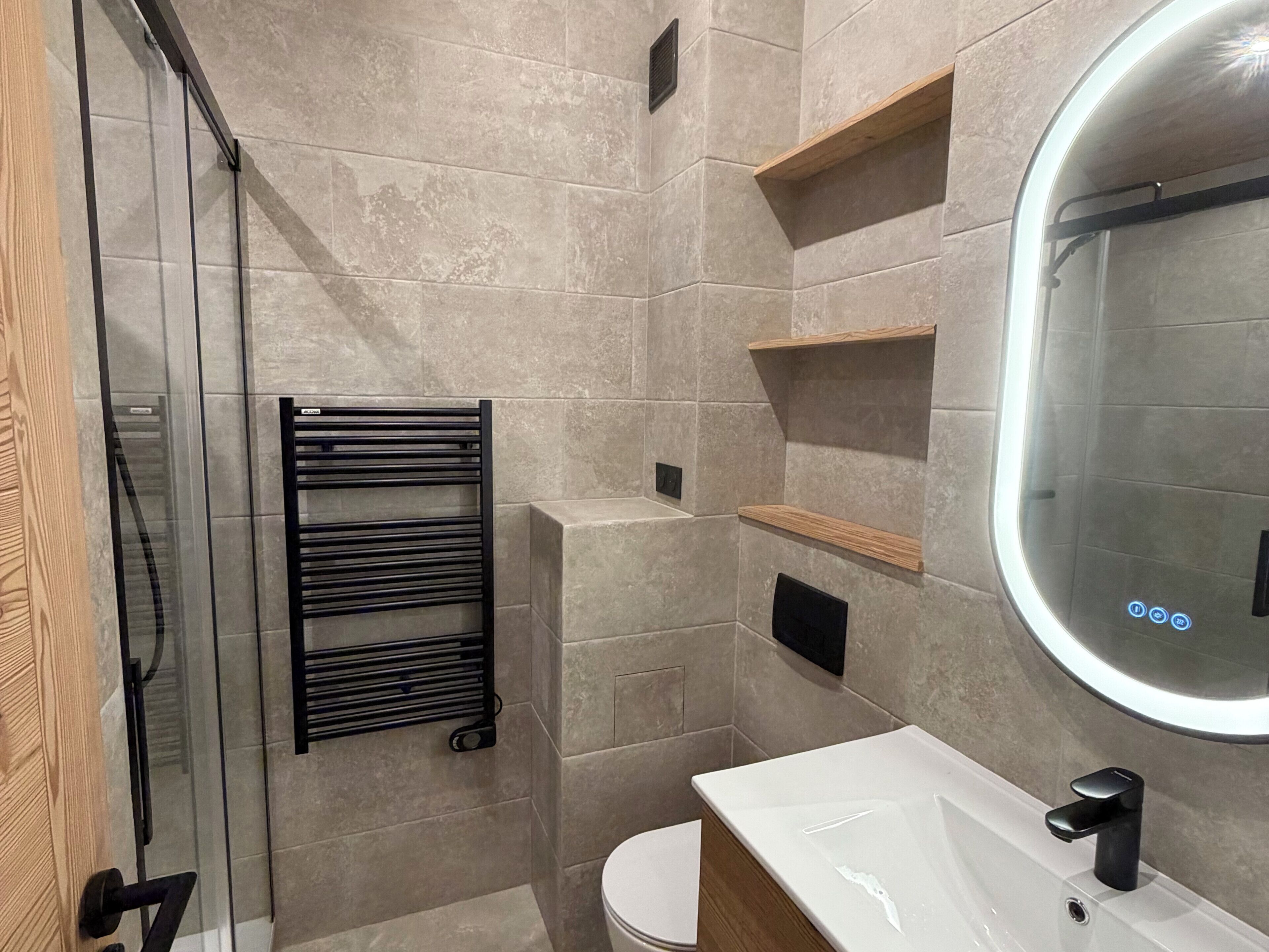 Douche, sèche-cheveux, serviettes fournies