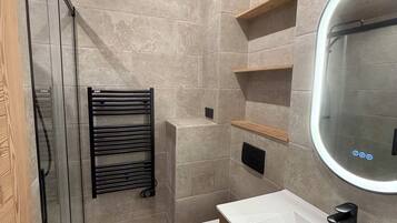 Douche, sèche-cheveux, serviettes fournies